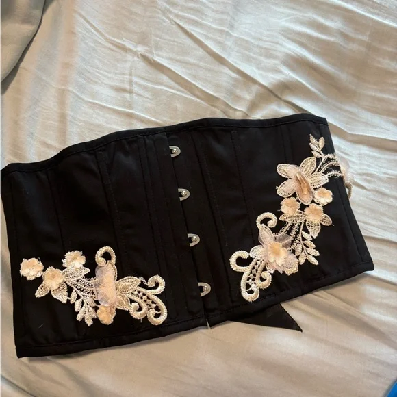 Chic Black Corset Belt with Floral Embroidery - Picture 5 of 5